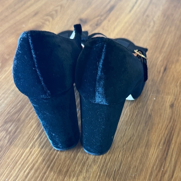 Kate Spade Black Heels with Bow Accent - Picture 7 of 13